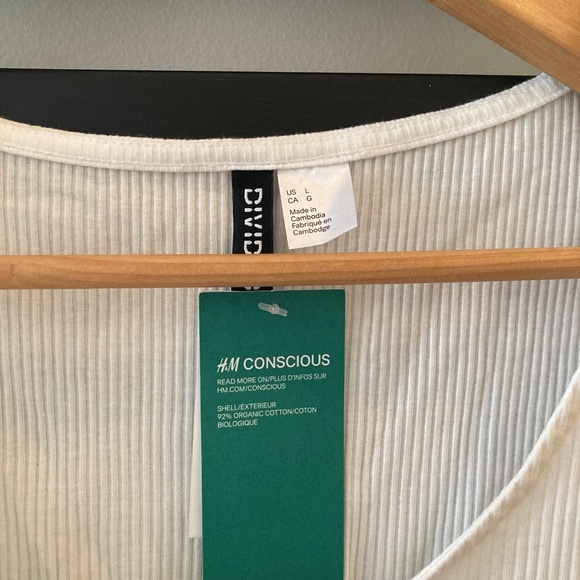 White t-shirt with buttons - Picture 2 of 3